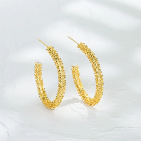 Strukturierte Creolen 14K Vergoldetes Kupfer C-Form Granulares Design Mit 925 Sterling Silber Ohrstecker Für Damen