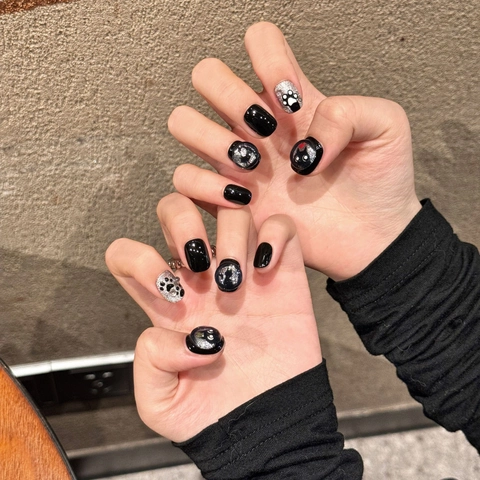 Unghie Finte Fatte a Mano Gatto Nero Corte Tonde Carine Argento Glitter Zampa di Gatto Set Unghie Finte per Donna