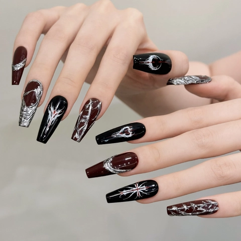Unghie Finte Bara Gotico Scuro Rosso E Nero Con Texture Cromo Metallico 3D Argento Lunghe Unghie Punk Per Donne