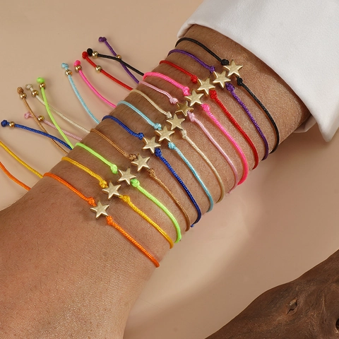 Handgefertigtes Gewebtes Seilarmband Mit Goldenem Legierungssternanhänger Verstellbarer Bunter Minimalistischer Schmuck Für Damen