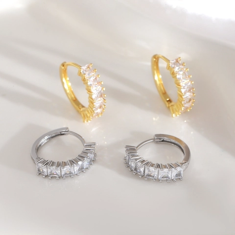 Boucles d'Oreilles Créoles Minimalistes en Cuivre Plaqué Or avec Zircone Cubique Carrée Boucles d'Oreilles Huggie Bijoux