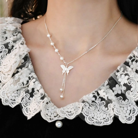 Elegante Collana Con Ciondolo A Farfalla Madreperla Bianca E Perle D'acqua Dolce Rame Placcato Argento Per Donna