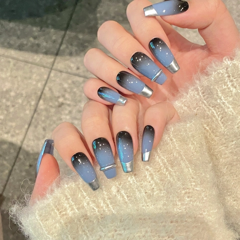 Cyberpunk Schwarz Blau Farbverlauf Künstliche Nägel Silber French Tip Handgefertigte Sargform Falsche Nägel Mit 3D Metallring Für Damen