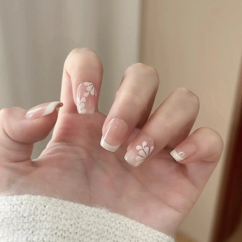 Press On Nails Glossy White Camellia French Tip Short Square Round Fake Fingernails Women Manicure