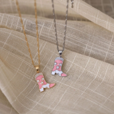 Collier Pendentif Bottes et Chapeau de Cowgirl en Cuivre Émail Rose pour Femmes Bijoux de Style Western avec Strass Étoile