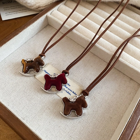 Collana Pendente Cavallo A Dondolo Lega Con Floccaggio Resina Zircone Vintage Carino Animale Corda Lunga Similpelle Donna