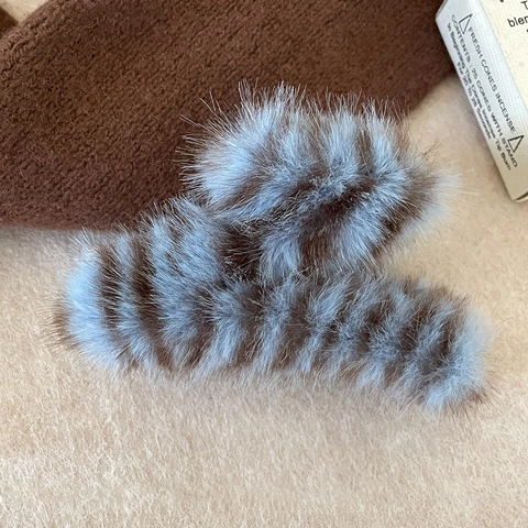 Plush Hair Claw Clip Striped Faux Fur Shark Clip Large Elegant Simple Autumn Winter Hair Accessories For Women
