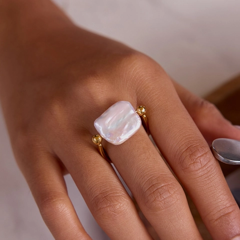 Anillo de Acero Inoxidable con Perla Barroca Artificial Cuadrada Elegante Chapado en Oro Geométrico de Nicho para Mujer Joyería