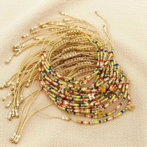 Handgefertigtes Gewebtes Initialen Armband Bunte Miyuki Glasperlen Goldener Buchstabenanhänger Verstellbarer Bohème Schmuck