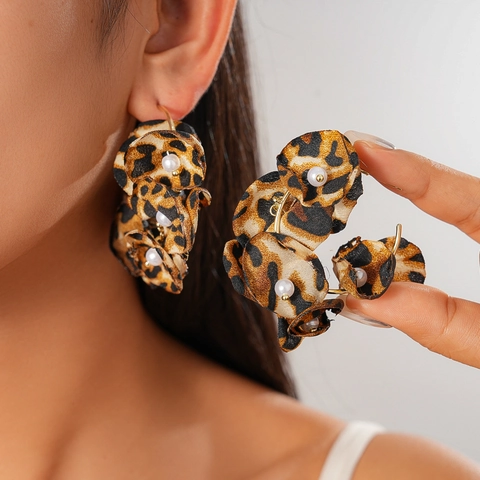 Leopard Print Fabric Flower Earrings With Faux Artificial Pearl And Silver Earring Post Retro Maillard Style C Shape For Women