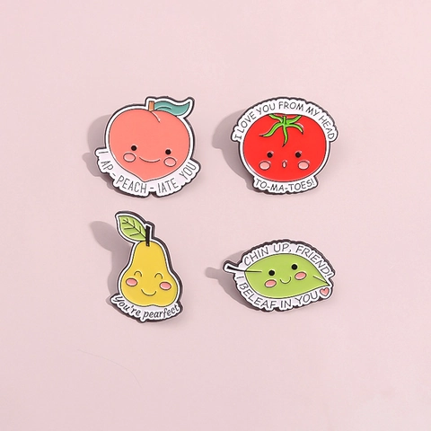 Süße Frucht Emaille Anstecknadel Cartoon Pfirsich Birne Tomate Blatt Zinklegierung Schmuck Kleidung Revers Dekoration Mode