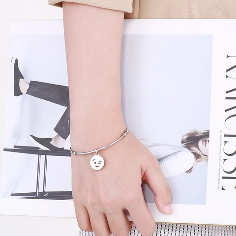 Brazalete Abierto De Acero Inoxidable Con Colgante De Emoji De Cara Sonriente Con Guiño Joyería Minimalista Para Mujer