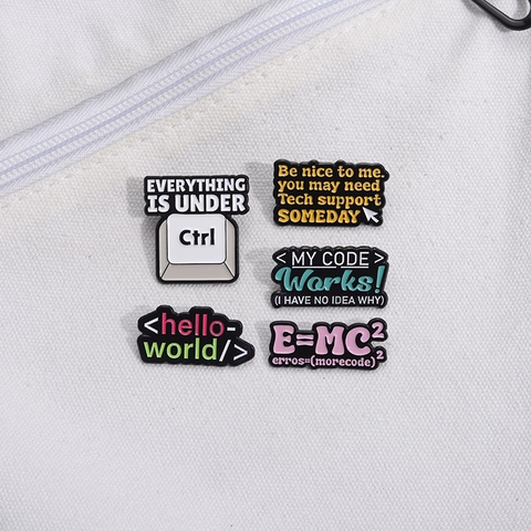 Simpatica Spilla Smaltata da Programmatore Tutto Sotto Ctrl Tastiera Hello World My Code Works Spilla Distintivo per Gioielli IT Geek Coder