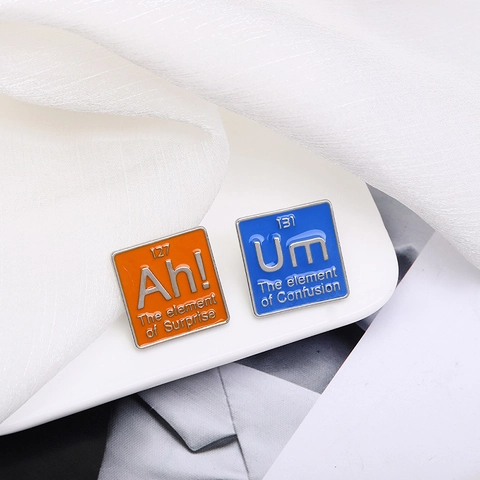 Creatieve Periodiek Systeem Emaille Pin Legering Broche Voor Chemie Liefhebber Verrassing Verwarring Element Revers Badge