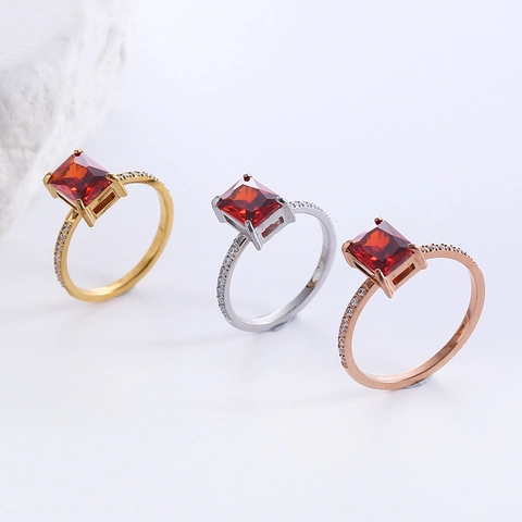 Anello Minimalista in Acciaio Inossidabile con Zirconia Quadrata Incastonatura a Quattro Griffe Gioiello Donna