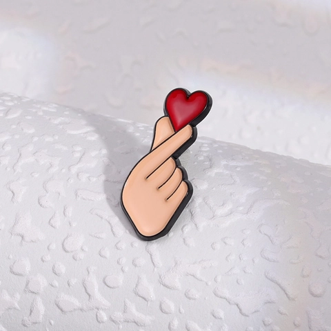 Finger Herz Geste Emaille Brosche Anstecknadel Zinklegierung Rotes Herz Abzeichen Schmuck Zubehör Für Kleidung Taschen