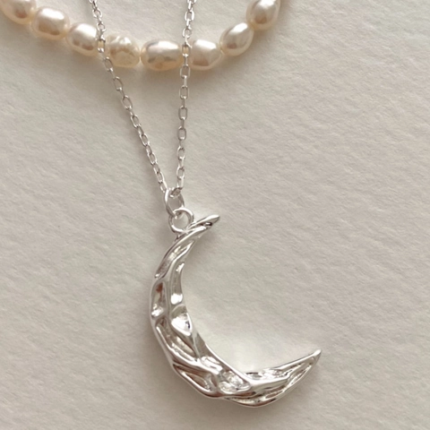 Collana Con Pendente A Luna In Argento Sterling 925 Con Texture Martellata Irregolare Piegata Gioielli Minimalisti Donna