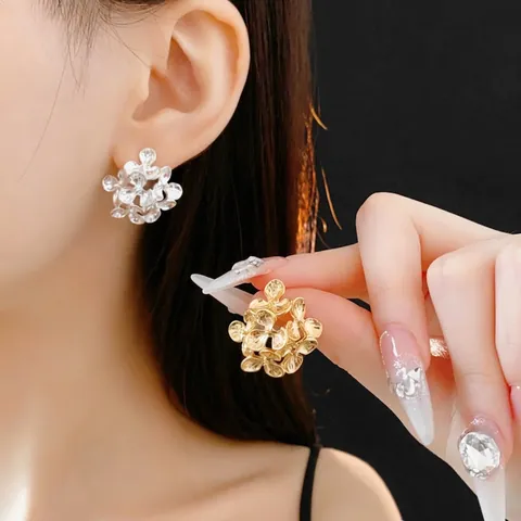 Boucles D'oreilles Puces Fleurs Élégantes En Alliage Métallique Avec Tige En Argent Design Unique Style De Luxe Femme