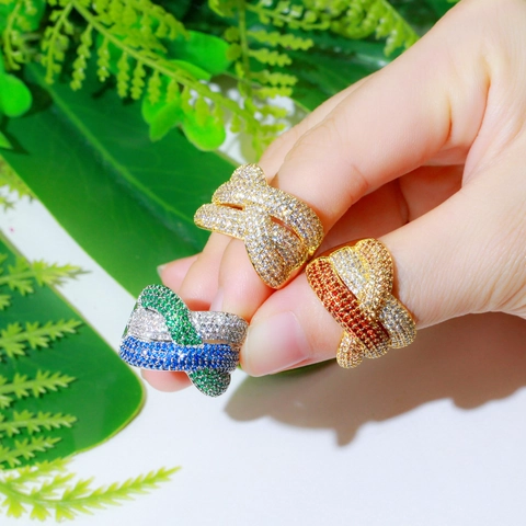 Lussuoso Anello Aperto in Rame e Zirconia per Donna Fascia Larga Incrociata con Pavé Gioielli Eleganti Regalo di Moda