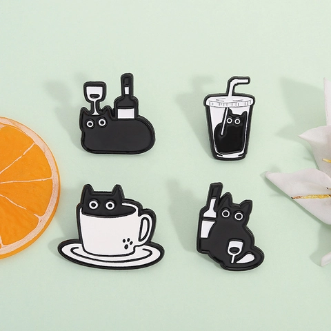 Cartoon Schwarze Katze Emaille Brosche Legierung Pin Kaffee Wein Tasse Neuheit Mode Abzeichen Für Kleidung Tasche Jacke