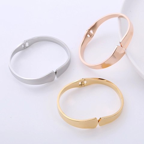 Bracciale Rigido Minimalista In Acciaio Inossidabile 304 Forma A Ventaglio Lucido Apertura A Molla Per Donne