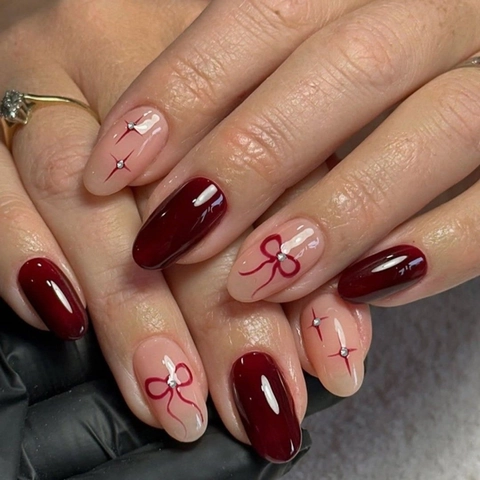 Bourgondië Press On Nails Amandelvorm Kunstnagels Rode Strik En Strass Sterpatroon Glanzende Plastic Manicure Voor Vrouwen