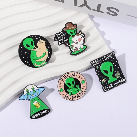 Broches En Émail Alien Créatif Badges Espace UFO Drôle Alliage Dessin Animé Pour Vêtements Sacs À Dos Décor