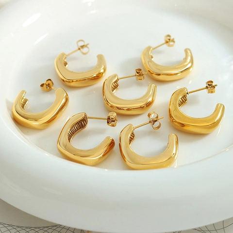 Pendientes De Aro Gruesos En Forma De C De Acero De Titanio Chapado En Oro De 18K Estilo Geométrico Minimalista Con Poste De Acero Inoxidable