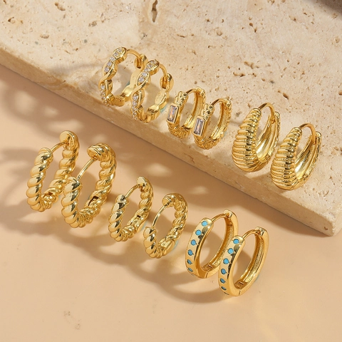Kupfer Zirkon Gedrehte Creolen Vergoldet Geometrische Croissant Huggie Für Frauen Vintage Minimalistischer Schmuck