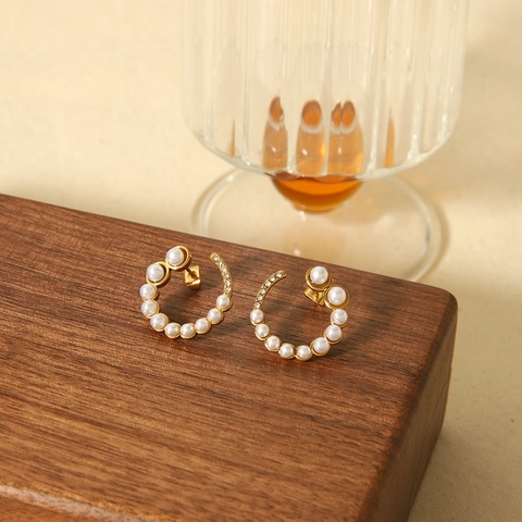 Eleganti Orecchini a Bottone a Forma di C in Acciaio Inossidabile per Donna Con Perle Artificiali e Strass Placcati in Oro