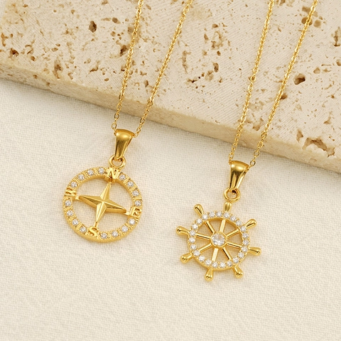 Collana Con Pendente Timone Di Nave E Bussola Nautica Acciaio Inossidabile Placcato Oro 18K Zirconia Gioielli Donna