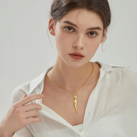 Collier Pendentif Hippocampe en Acier Inoxydable Plaqué Or Strass Bijoux pour Femme Elégante Mode Cadeau Quotidien