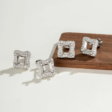 Vierkante Geometrische Kraakbeen Stud Met Zirkonia Ingelegde Koperen Zetting En Titanium Schroefsluiting