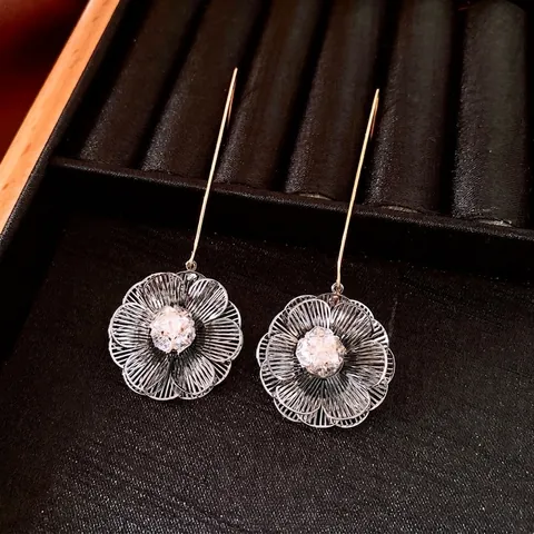 Orecchini Pendenti A Fiore Maglia Traforata Rame Placcato Oro 18K Zircone Gancio Lungo Vintage Elegante Donna