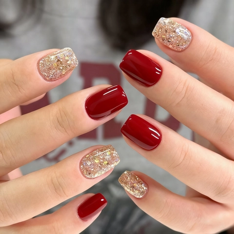 Rote Glänzende Press On Nails Goldene Pailletten Glitzer Kurze Quadratische Künstliche Falsche Nägel Für Damen