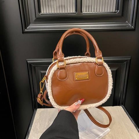 Bolso De Mano Vintage Para Mujer Cuero PU Con Ribete De Felpa Color Contrastado Bolso De Hombro Invierno Decoración Metal Dorado