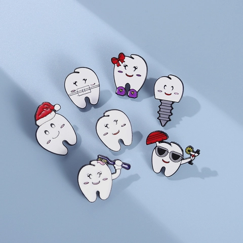 Broche de Esmalte de Diente de Dibujos Animados Divertido Aleación Lacado Insignia Gorro de Navidad Aparatos Joyería para Dentista