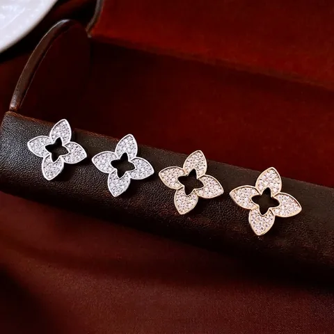 Orecchini A Lobo A Fiore Traforato In Rame Con Micro Pavé Di Zirconi E Perno In Argento Da Donna