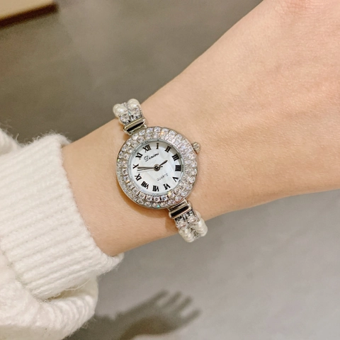 Damen Quarz Uhr Künstliche Perlenarmband Perlmutt Zifferblatt Strass Römische Ziffern Elegante Modeschmuck Armbanduhr