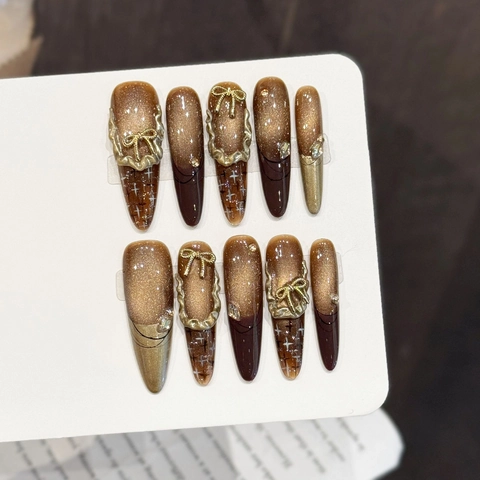Handgemaakte Kunstnagels Bruin Goud Cat Eye Verloop Met Gouden Strikjes Elegant Vintage Lange Amandelvorm