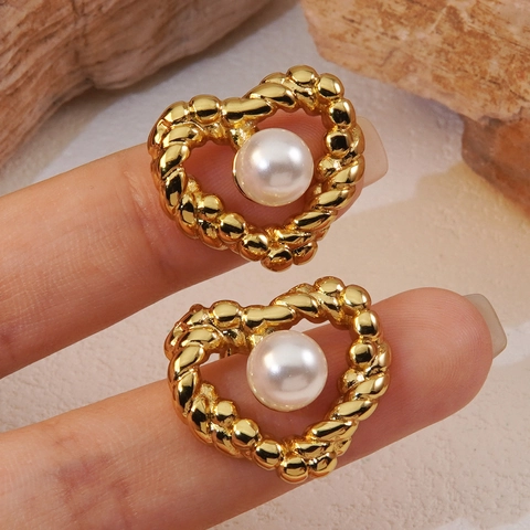 French Vintage Stainless Steel Heart Shape Artificial Pearl Stud Earrings For Women Exquisite Gold Plated Hollow Heart Jewelry