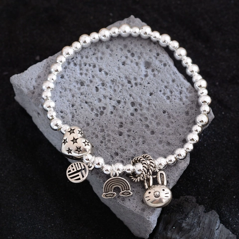 Elegant Bracelet en Cuivre Perlé pour Femmes Plaqué Argent Cœur Lapin Arc-en-ciel Pendentif Chic Bijoux de Mode Minimaliste