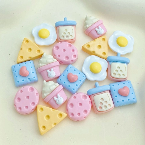 Mini Ciondoli In Resina Alimentare Carino Cartone Animato Formaggio E Uovo Tazza Tè Al Latte Biscotto Gelato Decorazione
