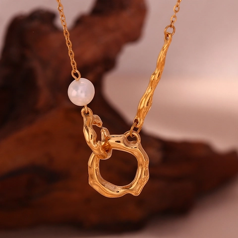 Collar de Colgante de Doble Lazo de Perla Artificial Asimétrica de Acero Inoxidable Bañado en Oro 18K para Mujer Joyería