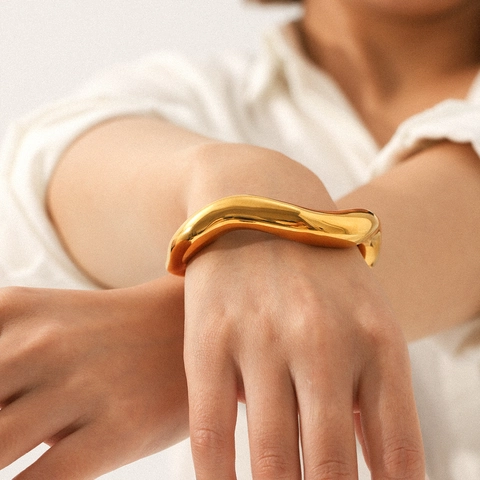Irregulärer Wellenmanschetten Armreif Edelstahl Vergoldet Offenes Armband Minimalistischer Modeschmuck Für Frauen
