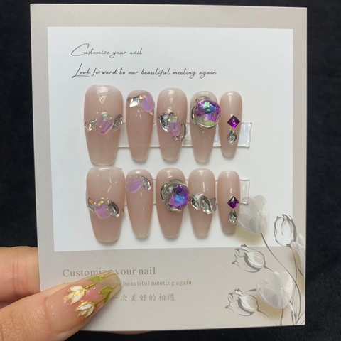 Handgemaakte Press On Nails Lange Doodskist Nude Roze Aurora Poeder Paarse Steentjes Glinsterende Valse Nagels