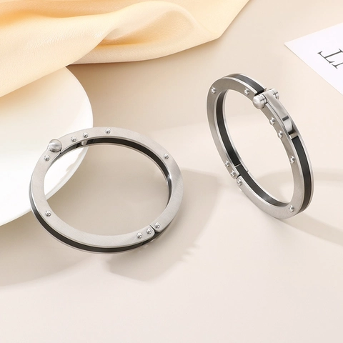 Bracciale Rigido In Acciaio Inossidabile Stile Industriale Con Intarsio Nero E Rivetti Chiusura Meccanica Gioielli Uomo Donna