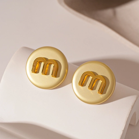 Orecchini A Lobo Rotondi Con Perno In Argento Lega Metallo Lettera M Rilievo Stile Francese Elegante Minimalista