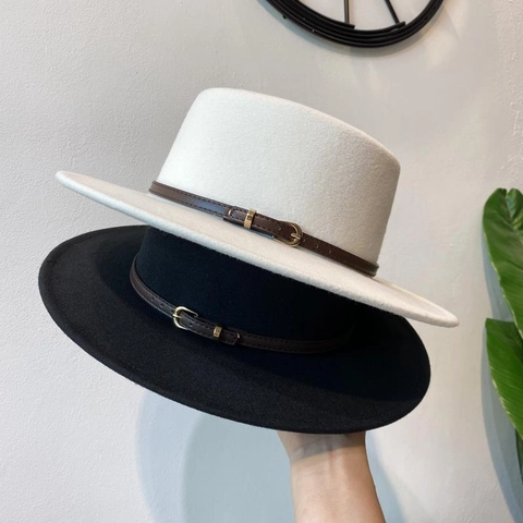 Retro Wollfilz Boater Hut Breite Krempe Flacher Kopf Britischer Stil Eleganter Gürtelschnalle Dekor Unisex Herbst Winter
