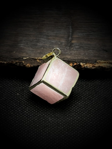 Collier Pendentif Cube En Quartz Rose Naturel Cristal Rose Avec Bordure Dorée Style Punk Hip Hop Pour Femmes